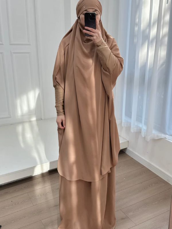 Jilbab femme deux pièces camel, grand haut à capuche et jupe longue, vue de face avec manches ajustées aux poignets