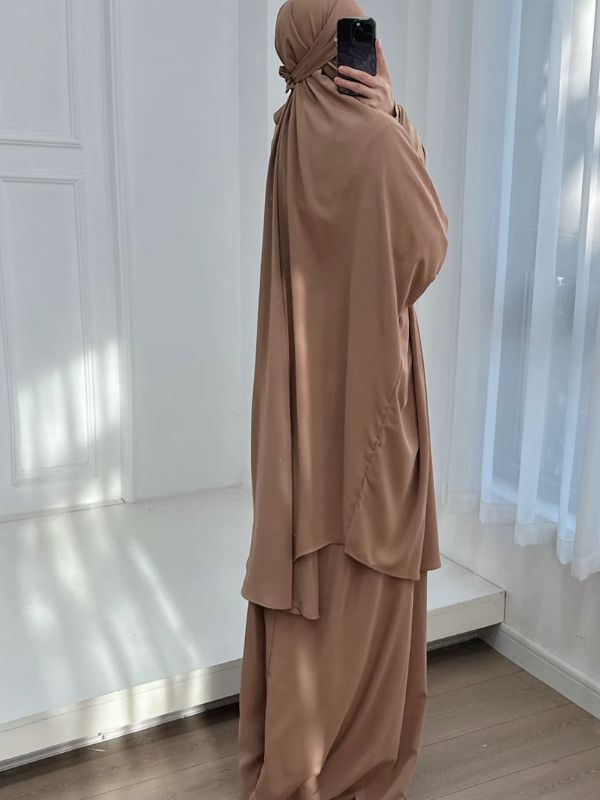 Jilbab femme camel vu de côté, grand haut à capuche noué à l'arrière de la tête et jupe longue