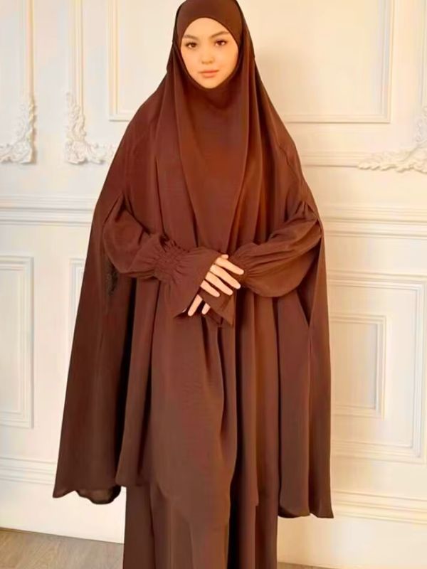 Jilbab femme deux pièces chocolat, grand haut à capuche et jupe longue, vue de face, mains jointes