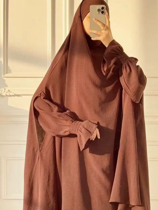 Jilbab femme chocolat, grand haut à capuche ample et manches larges aux poignets froncés, vue de trois quarts