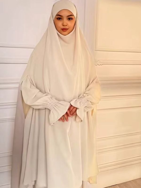 Jilbab femme deux pièces écru, grand haut à capuche et jupe longue, vue de face, mains jointes
