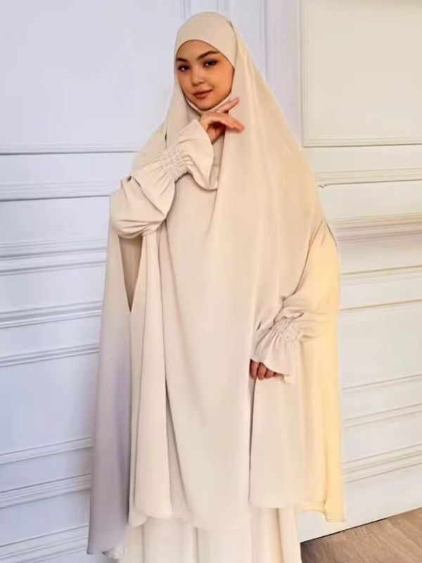 Jilbab femme écru vu de trois quarts, capuche drapée et manches aux poignets froncés