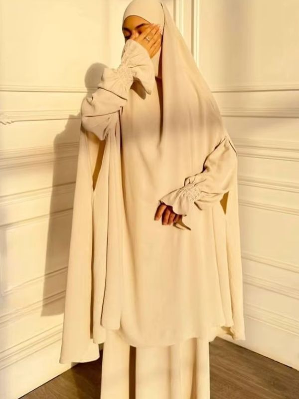 Jilbab femme écru en lumière du jour, grand haut ample, manches larges et jupe longue