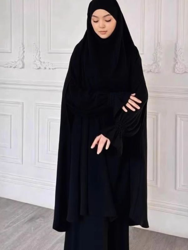 Jilbab femme deux pièces noir, grand haut à capuche et jupe longue, vue de face, regard baissé