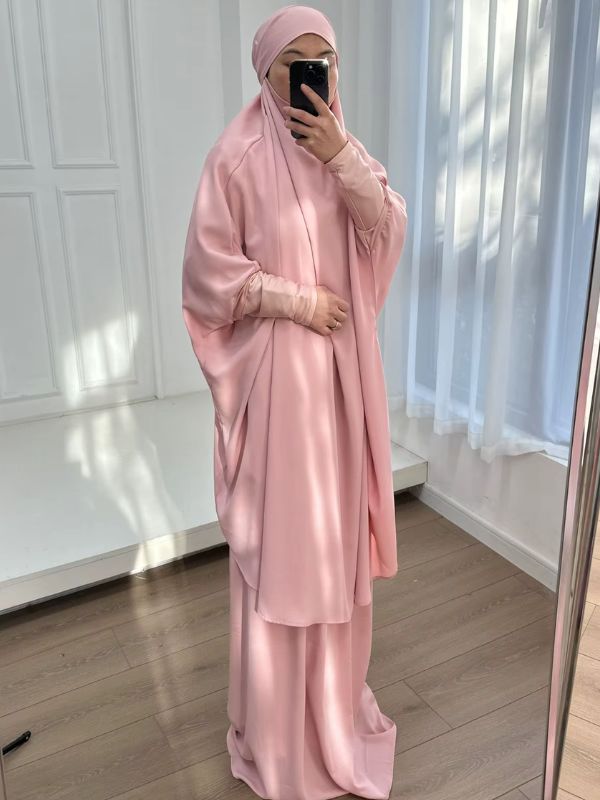 Jilbab femme deux pièces rose poudré, grand haut à capuche, manches ajustées aux poignets et jupe longue