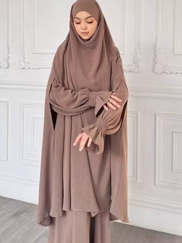 Jilbab femme deux pièces taupe, grand haut à capuche et jupe longue, vue de face, bras croisé