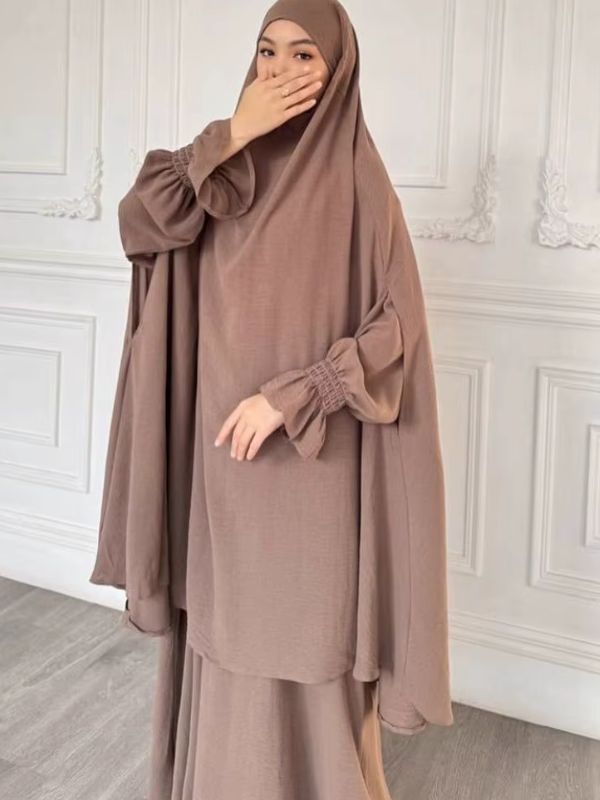 Jilbab femme taupe, haut ample à l'ourlet arrondi et jupe longue, vue de trois quarts