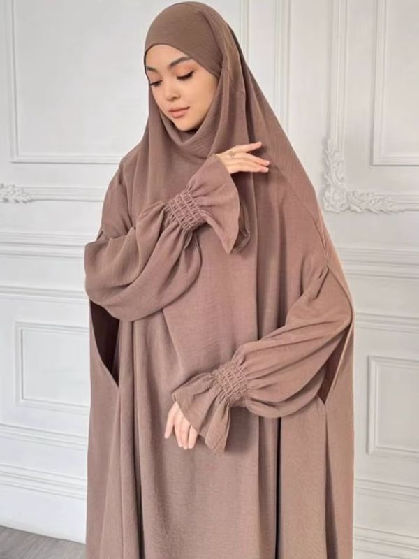 Jilbab femme taupe, manches larges aux poignets froncés avec petit volant, vue de face
