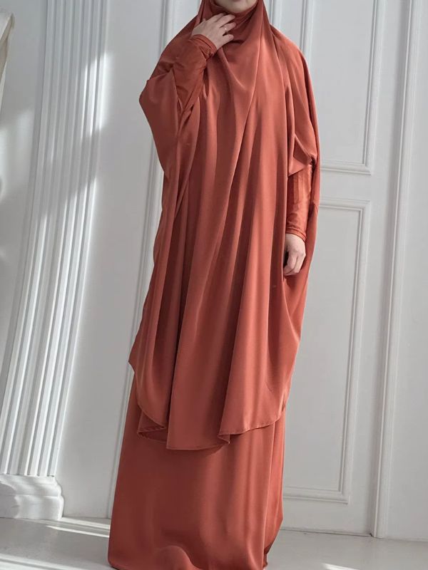 Jilbab femme deux pièces terracotta, grand haut à capuche aux plis amples et jupe longue, vue de trois quarts