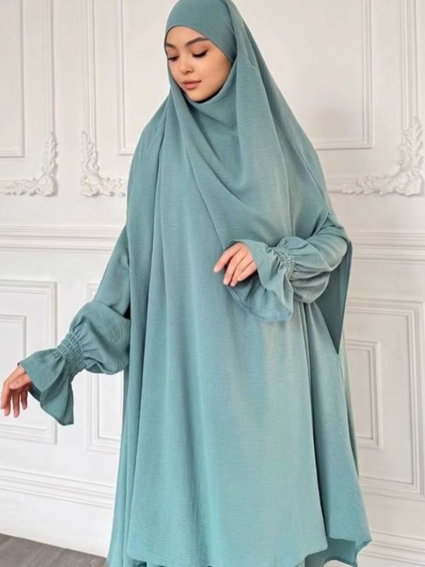 Jilbab femme deux pièces vert d'eau, grand haut à capuche, manches à volants aux poignets et jupe longue, vue de trois quarts