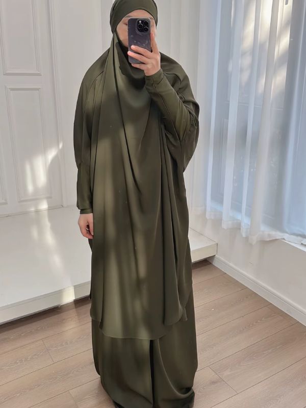 Jilbab femme deux pièces vert olive, grand haut à capuche et jupe longue, vue de face avec drapé sur le devant