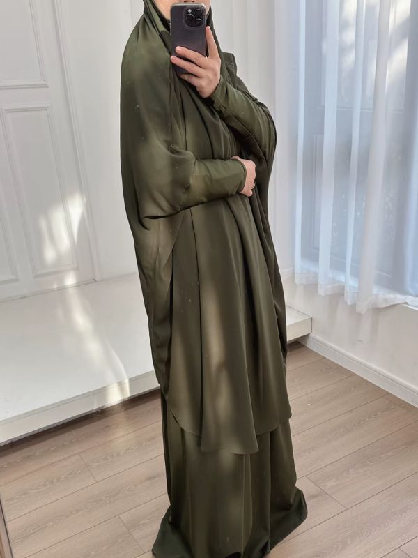 Jilbab femme vert olive vu de côté, grand haut ample à manches larges, poignets ajustés et jupe longue