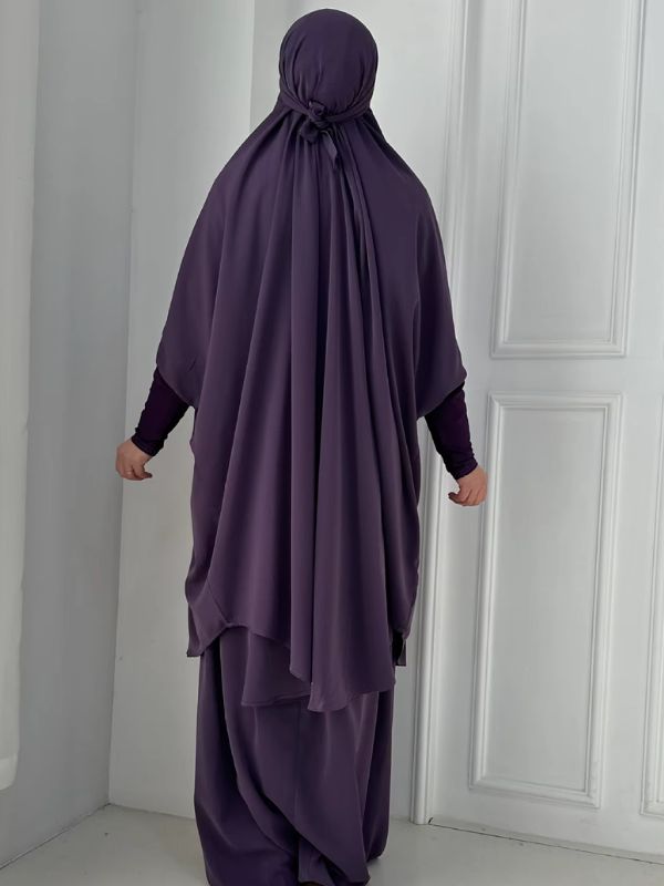Dos du jilbab femme violet, grand haut à capuche noué à l'arrière de la tête, manches ajustées aux poignets et jupe longue