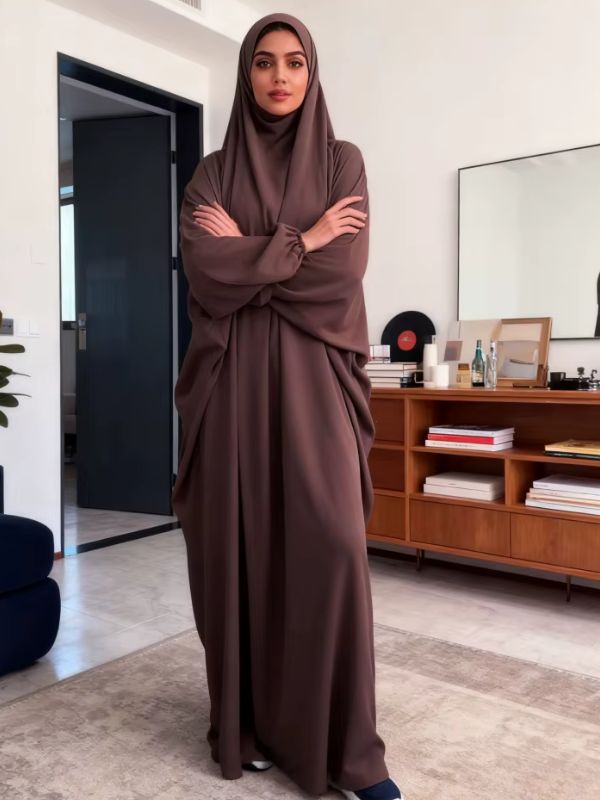 Jilbab femme une pièce marron à capuche intégrée, longue robe ample, vue de face en pied, bras croisés