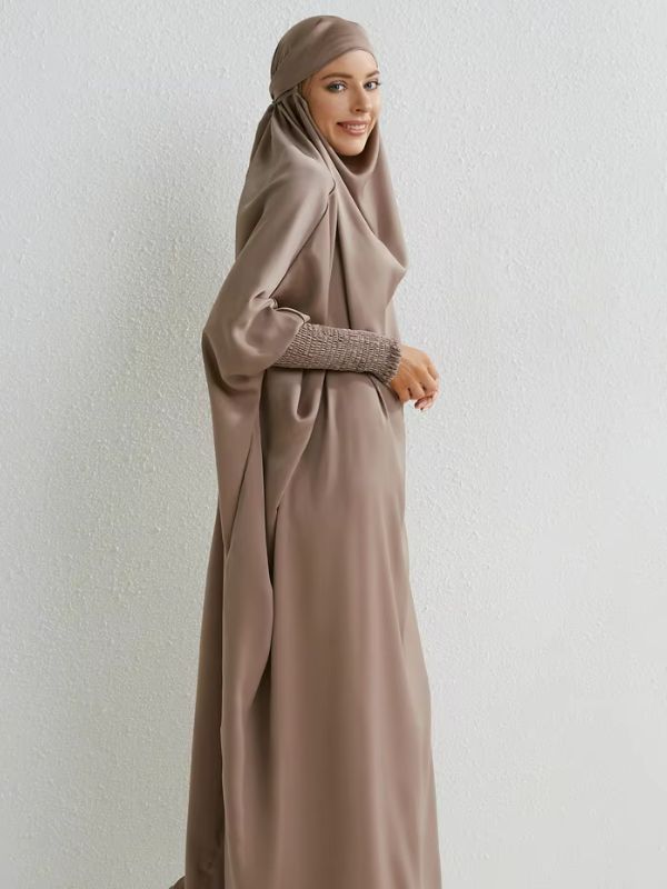 Une femme de profil porte un jilbab