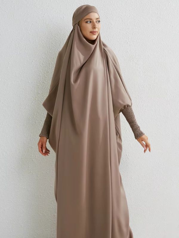 Une femme porte un magnifique jilbab de couleur taupe