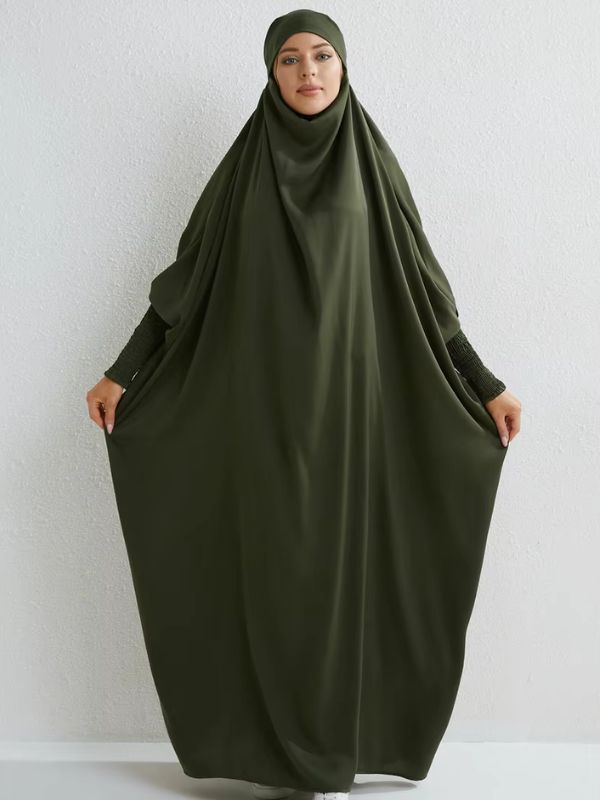 Femme souriante qui porte un jilbab vert