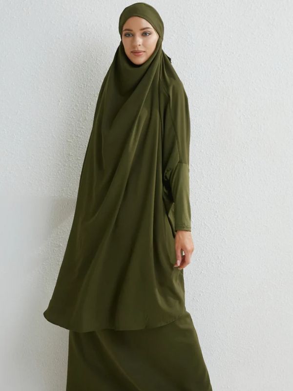 Femme vêtue d'un jilbab vert olive avec une coupe fluide