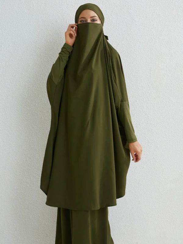 Femme vêtue d'un jilbab vert olive avec une coupe fluide