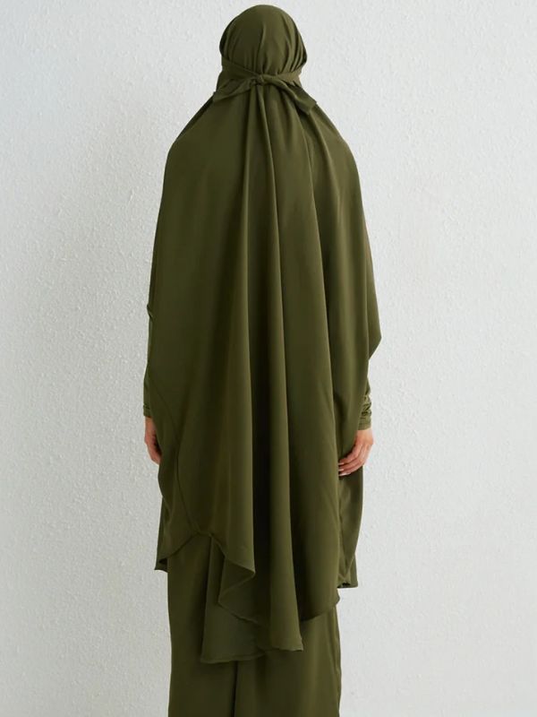 Vue de dos d&#39;une femme portant un jilbab vert olive