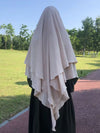 Khimar 3 voiles beige couvrant élégamment une silhouette