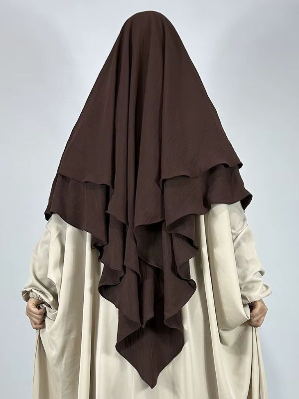 Femme portant un khimar 3 voiles marron chocolat fluide