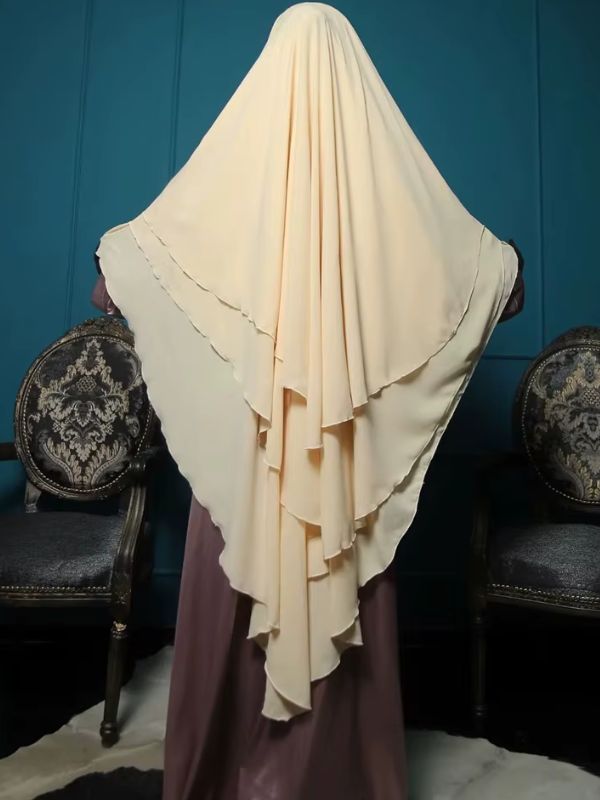 Une femme portant un khimar 3 voiles en mousseline beige plissé
