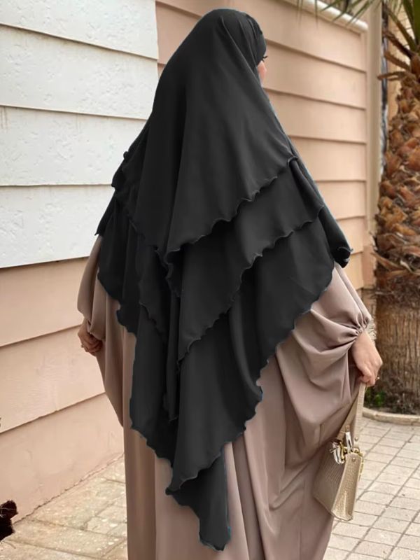 Femme portant un khimar 3 voiles mousseline noir avec un design plissé