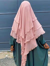 Khimar 3 voiles rose poudré est porté par une femme dans un style délicat 