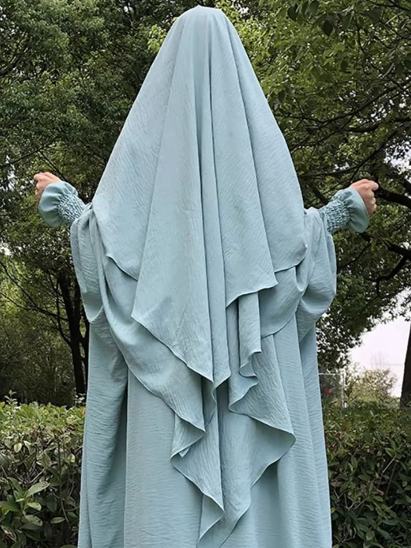 Femme portant un khimar 3 voiles vert d'eau dans un cadre naturel