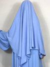 Femme qui porte un khimar bleu ciel