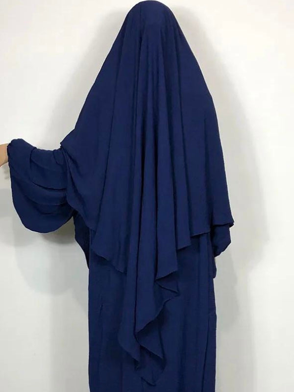 Une femme en khimar bleu marine