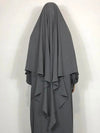 Une femme porte une abaya et khimar gris foncé