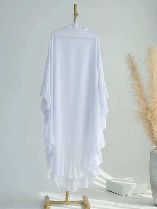 Khimar long à volants blanc d'une seule pièce, vue de dos sur un présentoir