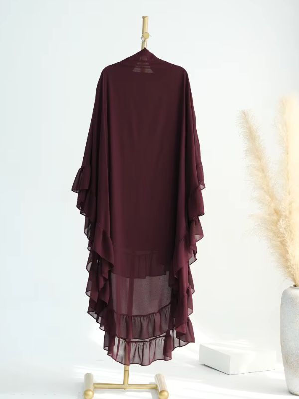 Khimar long à volants bordeaux d'une seule pièce, vue de dos sur un présentoir