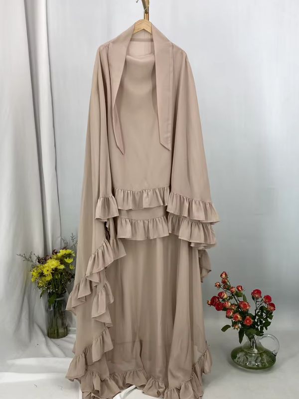 Khimar long à volants étagés beige présenté sur cintre, vue de face avec deux lanières au col