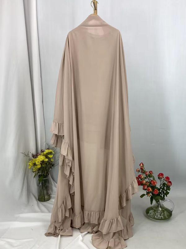 Khimar long à volants étagés beige, vue de dos, tombé long et ourlet à volants