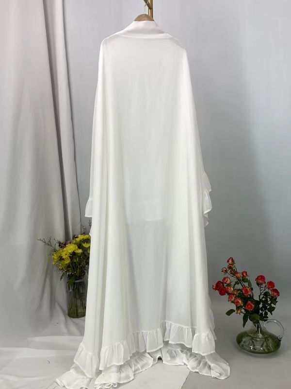 Khimar long à volants étagés blanc, vue de dos, tombé long et ourlet à volants