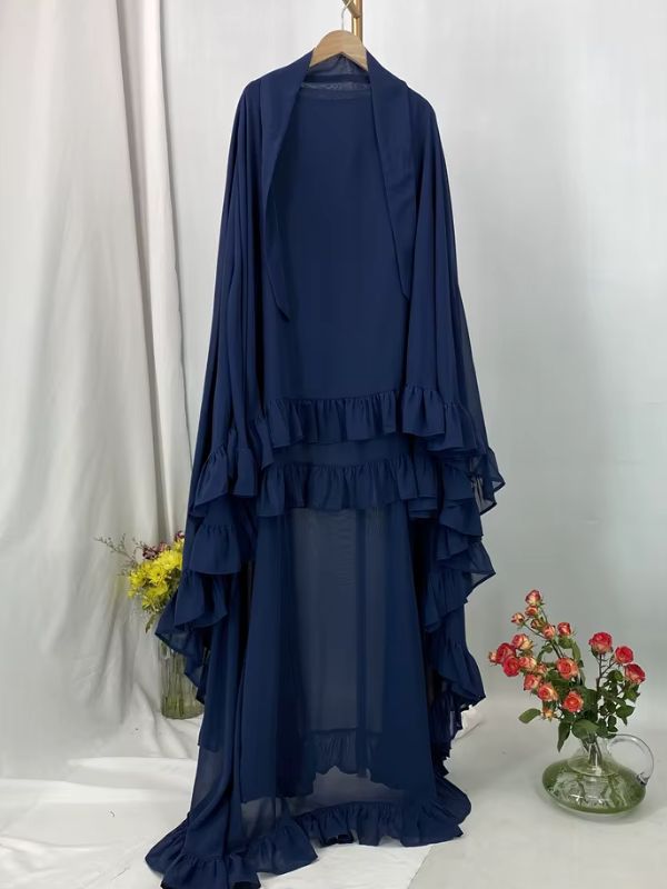Khimar long à volants étagés bleu marine présenté sur cintre, vue de face avec deux lanières au col