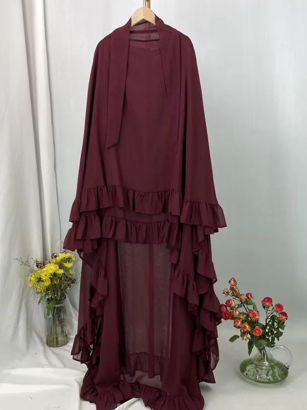 Khimar long à volants étagés bordeaux présenté sur cintre, vue de face avec deux lanières au col