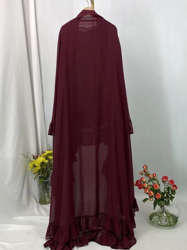 Khimar long à volants étagés bordeaux, vue de dos, tombé long et ourlet à volants