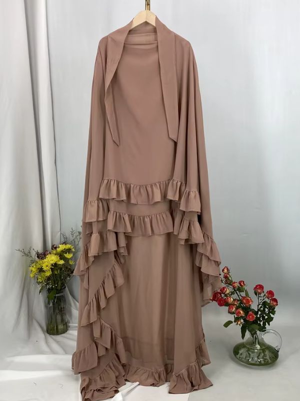 Khimar long à volants étagés brun chocolat présenté sur cintre, vue de face avec deux lanières au col
