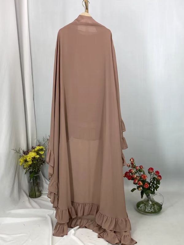 Khimar long à volants étagés brun chocolat, vue de dos, tombé long et ourlet à volants