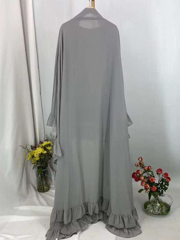 Khimar long à volants étagés gris clair, vue de dos, tombé long et ourlet à volants