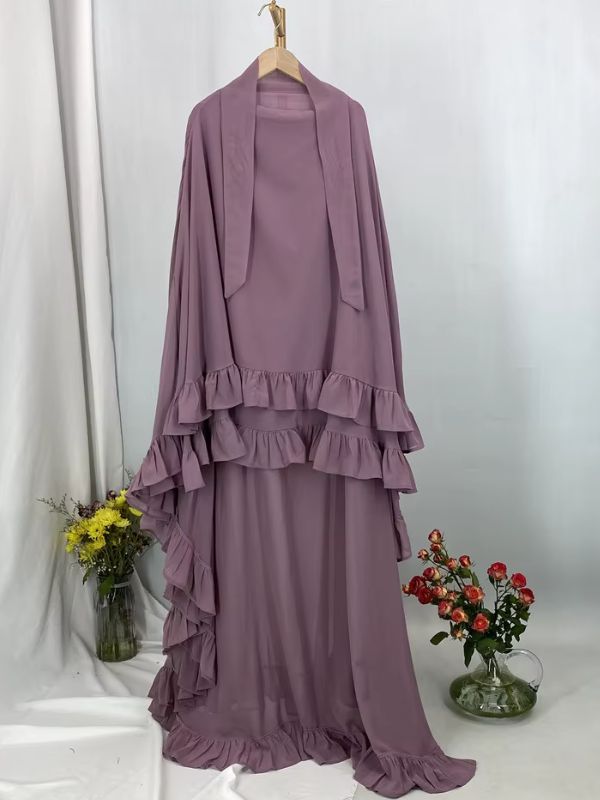 Khimar long à volants étagés mauve présenté sur cintre, vue de face avec deux lanières au col