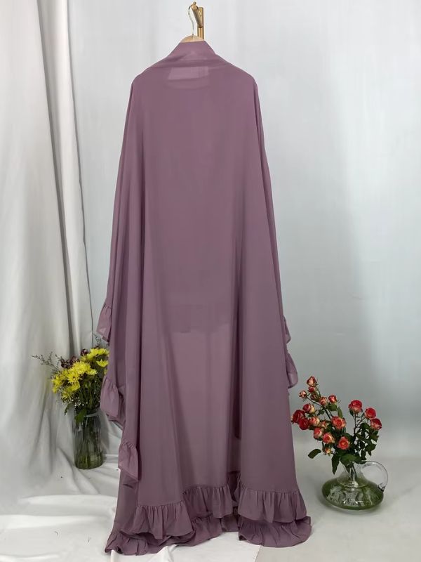 Khimar long à volants étagés mauve, vue de dos, tombé long et ourlet à volants