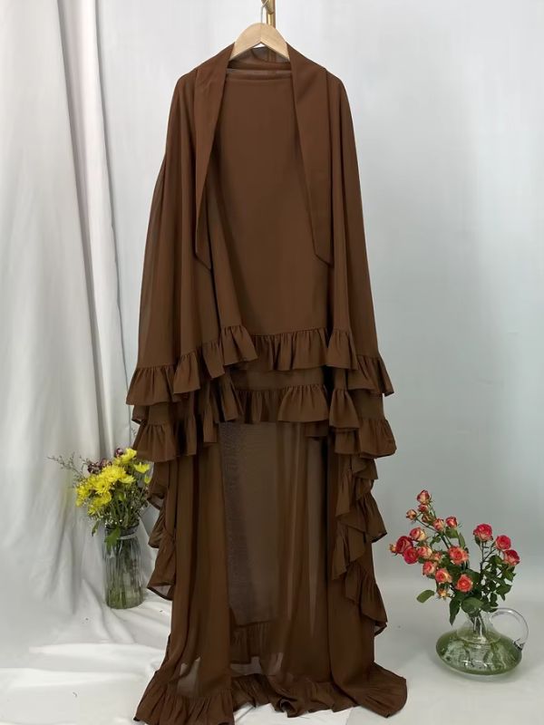 Khimar long à volants étagés moka présenté sur cintre, vue de face avec deux lanières au col