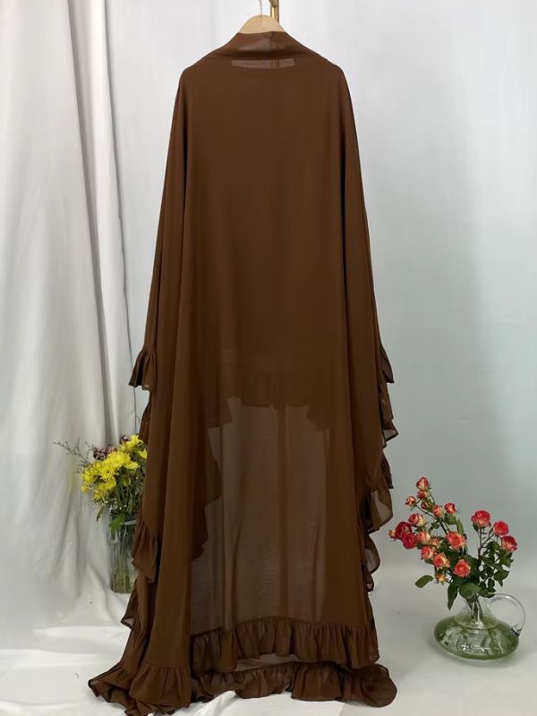 Khimar long à volants étagés moka, vue de dos, tombé long et ourlet à volants