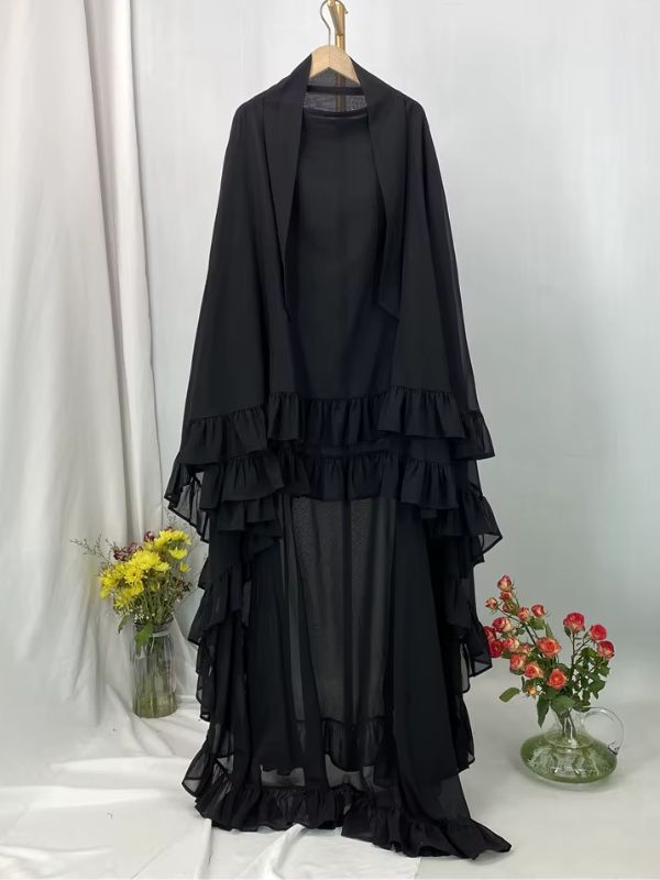 Khimar long à volants étagés noir présenté sur cintre, vue de face avec deux lanières au col