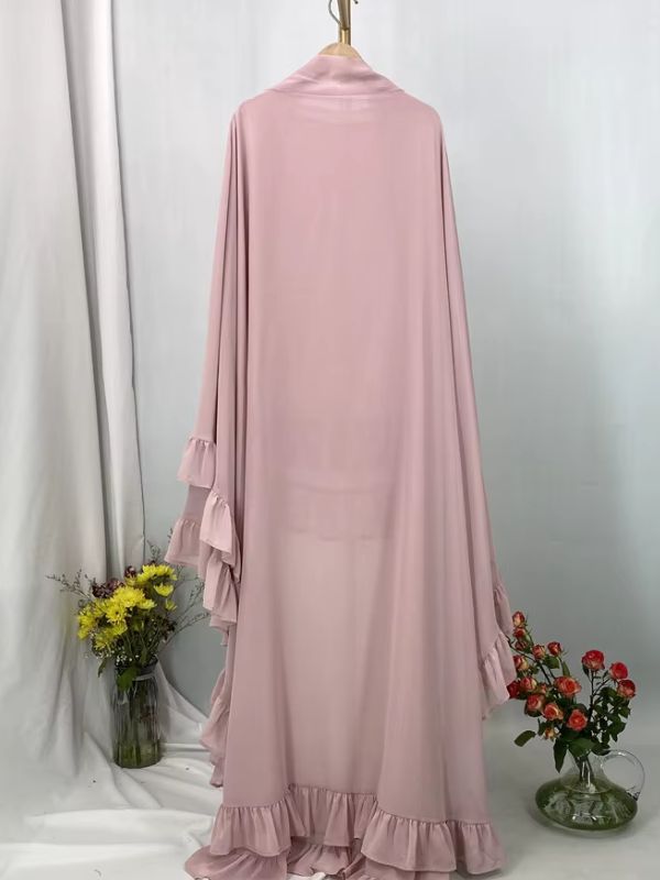 Khimar long à volants étagés rose poudré, vue de dos, tombé long et ourlet à volants